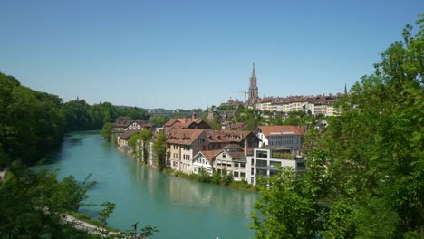 Panorama-de-lado-del-río-de-día-soleado-de-Suiza-Berna-paisaje-urbano-4k