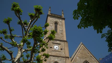 Der-Schweiz-Sonnentag-Genf-Stadt-Kirche-Glockenturm-Ansicht-4k