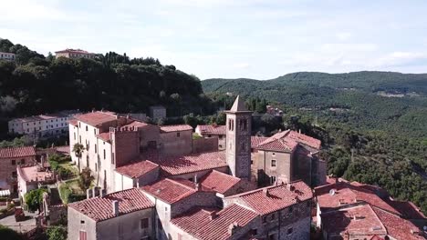 Sassetta,-Livorno,-Toskana,-Italien.-Luftaufnahme-der-Stadt-und-die-Berge