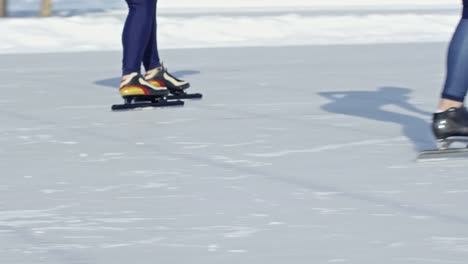 Athleten-auf-Outdoor-Eisbahn-Schlittschuh-laufen