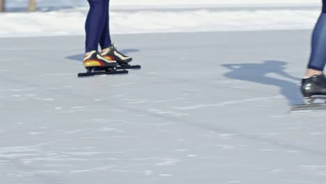 Atletas-de-patinaje-en-pista-de-hielo-al-aire-libre