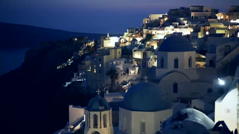 panorámica-de-tres-cúpulas-azules-en-la-noche-en-oia,-santorini