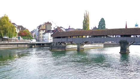 Puente-medieval-de-Spreuer,-Lucerna,-Suiza