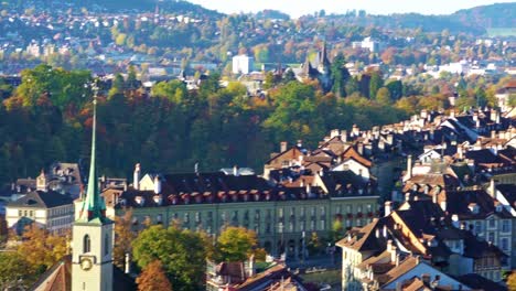 Luftaufnahme-der-Stadt-mit-der-gotischen-Kathedrale-Münster,-Bern,-Schweiz