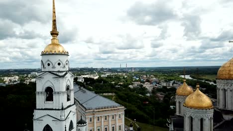 Ansicht-der-Uspenski-Kathedrale-im-Hintergrund-mit-Vladimir-Stadtbild