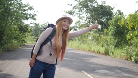 Backpacker-de-mujer-viajero-autostop-en-la-carretera-y-caminar.