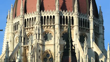 Primer-plano-de-la-arquitectura-antigua-de-Parlamento-de-Budapest