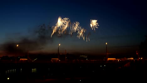 Festliche-buntes-Feuerwerk.