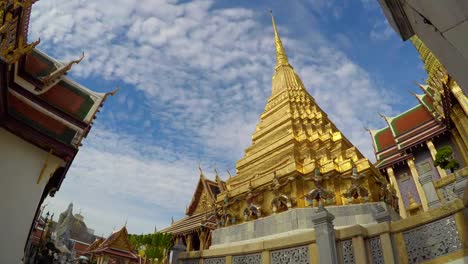 Lapso-de-tiempo-la-Pagoda-dorada-en-el-Wat-Phra-Kaew-(Buda-del-templo-de-Esmeralda)-Bangkok,-Tailandia