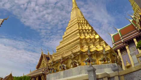 Lapso-de-tiempo-la-Pagoda-dorada-en-el-Wat-Phra-Kaew-(Buda-del-templo-de-Esmeralda)-Bangkok,-Tailandia