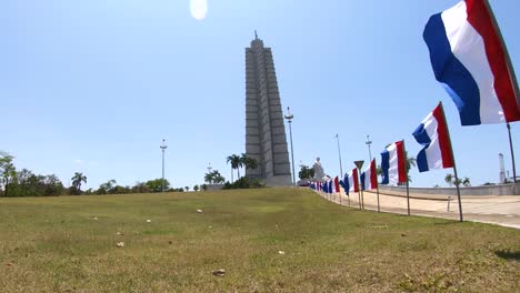 La-Plaza-de-la-revolución-está-dominada-por-el-monumento-a-José-Martí-que-da-a-la-Plaza