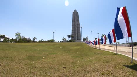 La-Plaza-de-la-revolución-está-dominada-por-el-monumento-a-José-Martí-que-da-a-la-Plaza