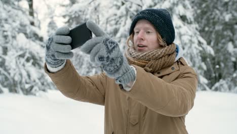 Junge-Wanderer-Aufnahme-im-Winterwald