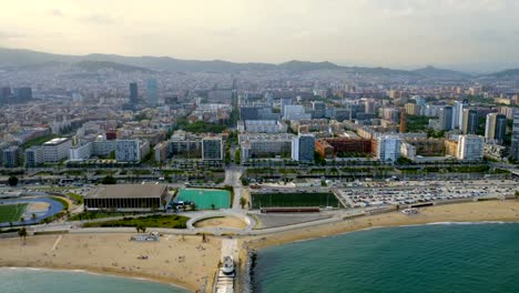 Vista-aérea-de-skyline-de-ciudad-de-Barcelona-con-edificios-modernos-en-la-playa,-España