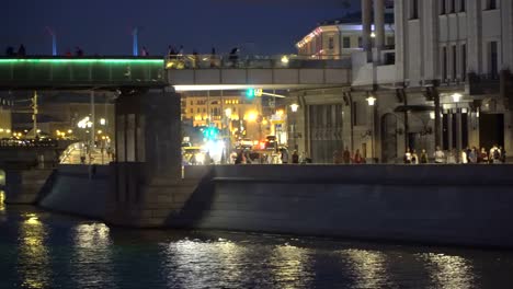 Massen-von-Menschen-zu-Fuß-auf-einem-Sommer-Wochenende-an-der-Uferpromenade-der-Stadt-Park