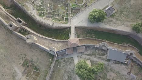 Fliegen-auf-Drone-über-alte-Festung-Akkerman,-am-Ufer-des-Dnister-Mündung-in-Bilhorod-Dnistrovskyi-Stadt