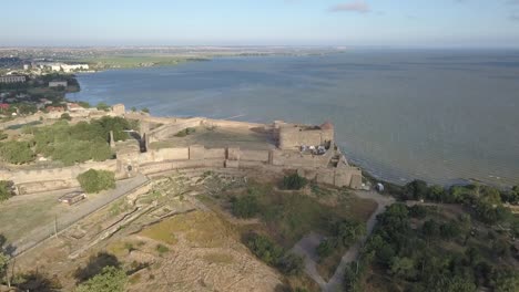 Fliegen-auf-Drone-über-alte-Festung-Akkerman,-am-Ufer-des-Dnister-Mündung-in-Bilhorod-Dnistrovskyi-Stadt