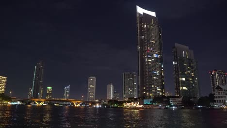 Oficina-moderna-en-un-edificio-de-una-gran-ciudad.-rascacielos-en-la-noche,-luz-de-las-ventanas-de-la-oficina