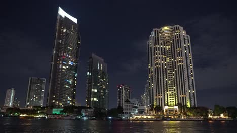 ciudad-de-la-noche-ve-con-edificios-de-oficinas-en-la-orilla-del-río.-Distrito-Metropolitano