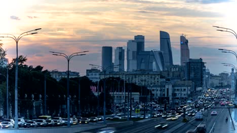 Vista-de-rascacielos-centro-de-la-ciudad-en-el-atardecer,-lapso-de-tiempo