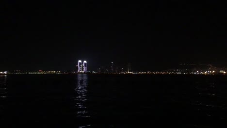 Izmir-Bucht-in-der-Nacht-vom-Boot-aus