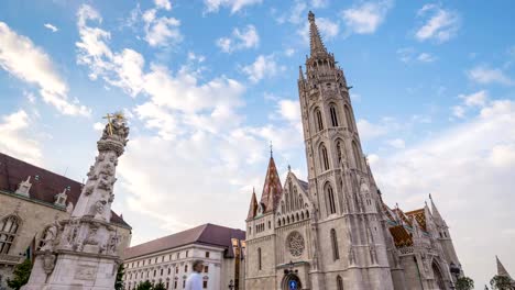 Lapso-de-tiempo-Budapest-Hungría-4K,-ciudad-horizonte-timelapse-atardecer-en-la-iglesia-de-Matías-y-bastión-de-los-pescadores