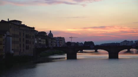 Florenz,-Toskana,-Italien.-Blick-auf-die-St-Trinity-Brücke-bei-Sonnenuntergang