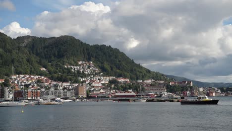 Umgeben-von-Bergen-und-Fjorden-Stadt-Bergen-in-Norwegen.