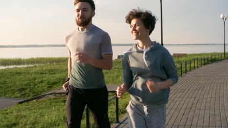 Mann-und-Frau-in-den-frühen-Morgenstunden-Joggen