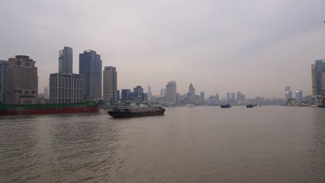 noche-nublada-shanghai-ciudad-río-tráfico-Bahía-panorama-4k-china