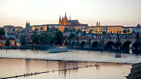 berühmten-Charles-Brücke-über-den-Fluss-Vitava-Tschechien,-Europa