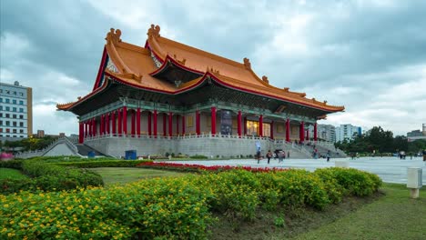 Vídeo-de-lapso-de-tiempo-del-día-conmemorativo-a-Chiang-Kai-shek-para-timelapse-nocturno-en-la-ciudad-de-Taipei,-Taiwán