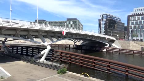 Río-y-un-puente-en-Berlín