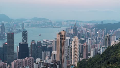 Hong-Kong,-China,-Timelapse---The-Downtown-Hill-vom-Tag-zur-Nacht-vom-Victoria-Peak-aus-gesehen