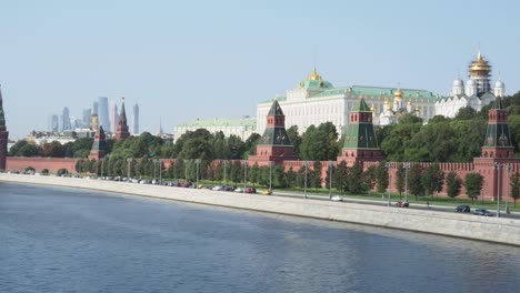 vista-del-Kremlin-terraplén-del-río-Moscova-en-la-ciudad-de-Moscú-en-septiembre