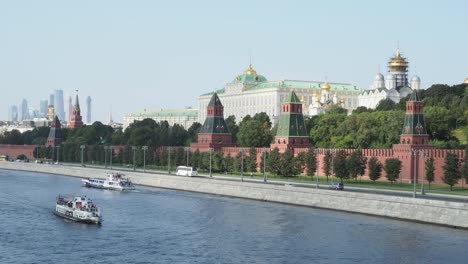 Barcos-en-el-río-Moscova-cerca-de-Kremlin-en-Moscú-en-septiembre