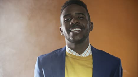 Negro-guapo-sonriente-para-la-cámara