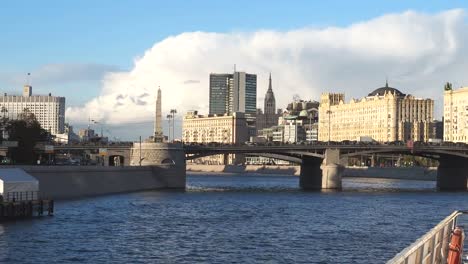 vista-de-la-ciudad-de-Moscú-y-puente-Borodinsky-del-río-Moscova