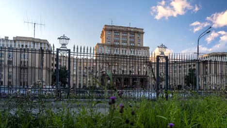 panoramic-view-from-the-city-Park-to-the-embankment,-time-lapse.