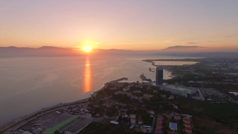 amanecer-ciudad-horizonte-mar-carretera-tráfico-izmir