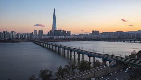 Time-Lapse-video-of-Seoul-skyline-at-sunset-in-Seoul-city,-South-Korea-timelapse