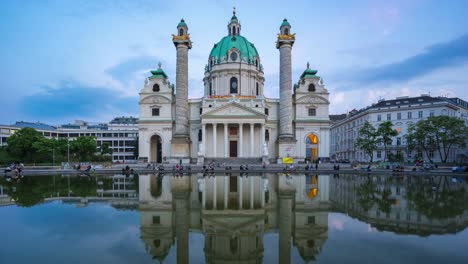 Día-a-noche-timelapse-de-Karlskiche-iglesia-en-la-ciudad-de-Viena,-lapso-de-tiempo-de-Austria