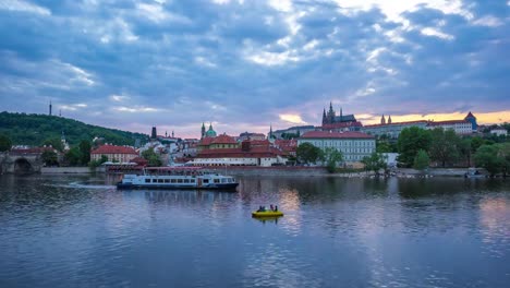 Tag-zur-Nacht-Zeitraffer-Prag-Skyline-in-Prag,-Tschechische-Republik-Zeitraffer