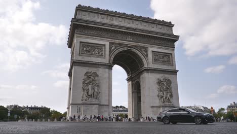París,-Francia,-27-de-agosto-de-2018,-Arc-de-Triomphe-de-l\'Étoile-(arco-de-triunfo-de-la-estrella)-es-un-famoso-monumento-de-París.
