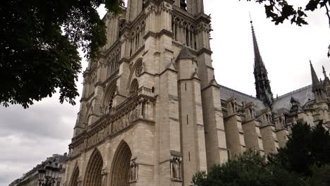 Paris,-Frankreich,-27.-August-2018,-Kathedrale-Notre-Dame-de-Paris,-auch-bekannt-als-\"unsere-Liebe-Frau-von-Paris\"