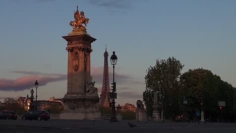 Morgen-in-der-Nähe-von-Alexander-Brücke,-Paris,-Frankreich