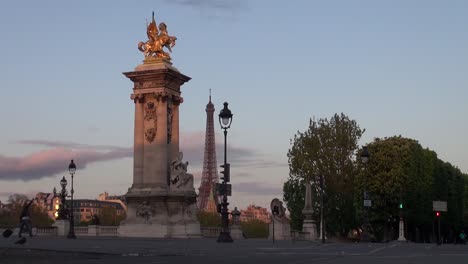 Por-la-mañana-cerca-del-puente-de-Alejandro,-París,-Francia