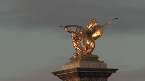 Morgen-in-der-Nähe-von-Alexander-Brücke,-Paris,-Frankreich