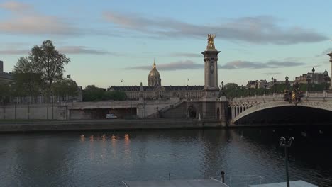 Por-la-mañana-cerca-del-puente-de-Alejandro,-París,-Francia