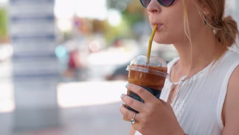 Mujer-con-la-bebida-de-chocolate-en-la-calle